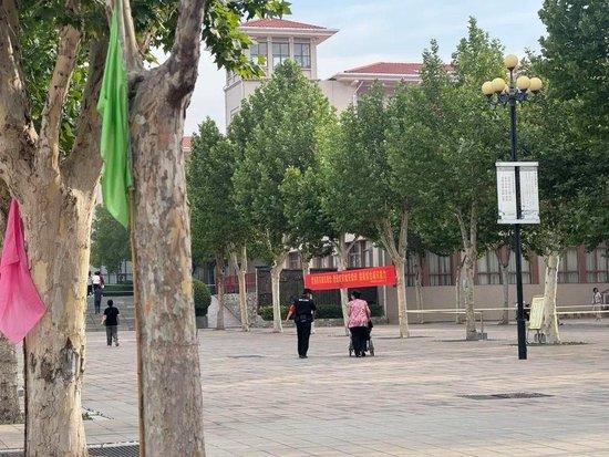 第一个走错考场的人已出现,有考生穿“全对”战服入场引围观