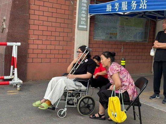 第一个走错考场的人已出现,有考生穿“全对”战服入场引围观
