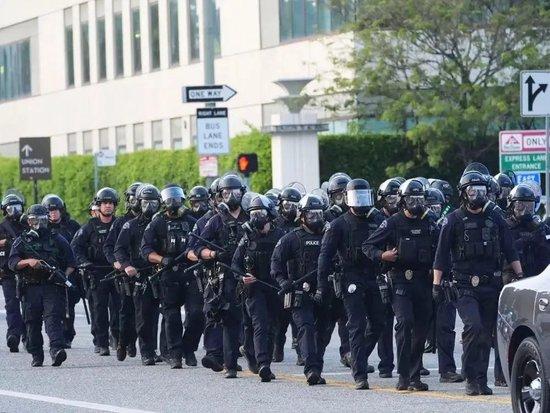 6月6日,洛杉矶警方集结应对抗议活动图:新华社/美联