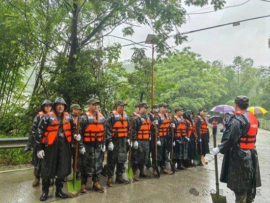 台风“蝴蝶”引发强降雨,广东各地民兵紧急出动救援