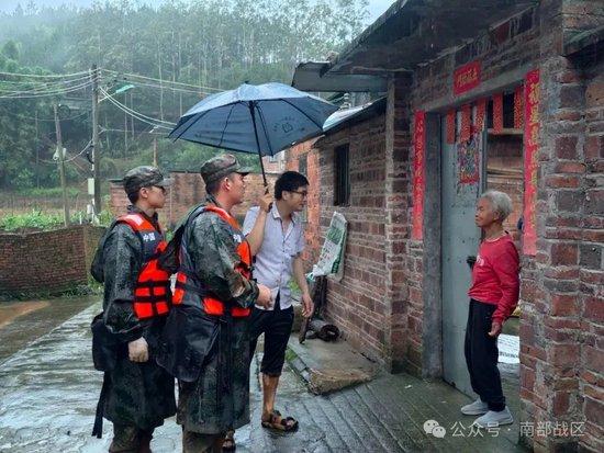 台风“蝴蝶”引发强降雨,广东各地民兵紧急出动救援
