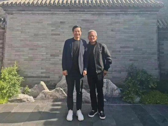 大热天穿皮衣露天与雷军合影?黄仁勋年内第三次来华,现身北京!