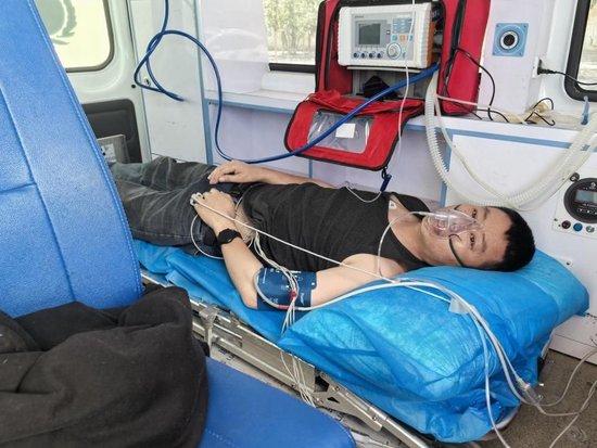 男子被剧毒蛇咬伤,无血清一度想放弃治疗,警车开道转运700公里救命