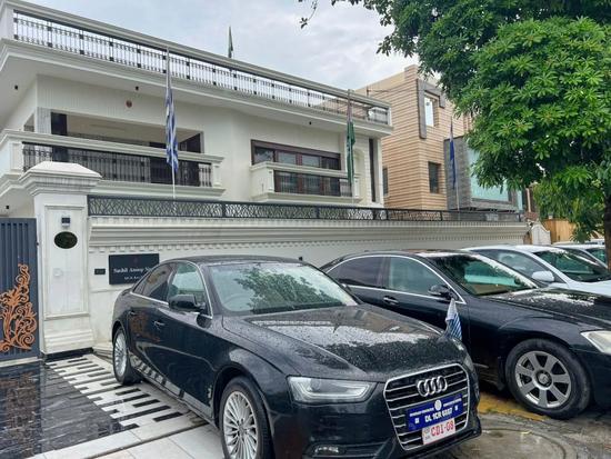 印度男子租别墅开“使馆”，冒充大使8年被抓，惊天骗局曝光：伪造和国家领导人合影，还有大量假章假护照