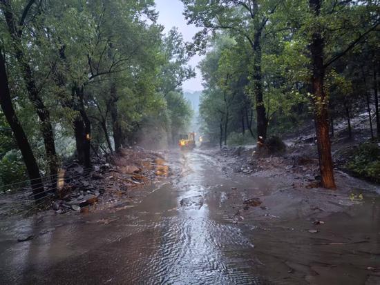 北京密云西北部特大暴雨,局地交通通信中断,消防武警正在挺进