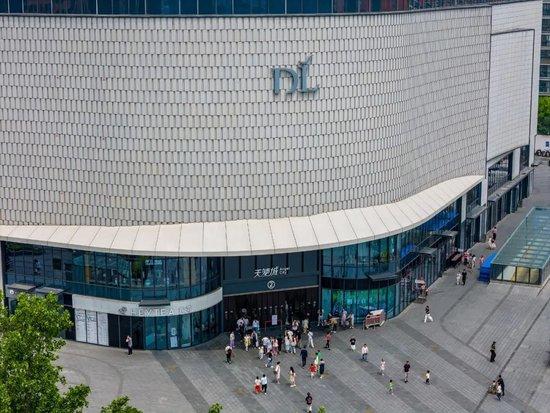 胖东来官网被挤爆!招聘900人,保安保洁要求“不超25岁+本科”,到手月薪近9000元,45分钟全部报满,求职者:根本进不去