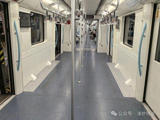 座位去哪了?上海地铁9号线拆除部分座位,增加乘客站立面积