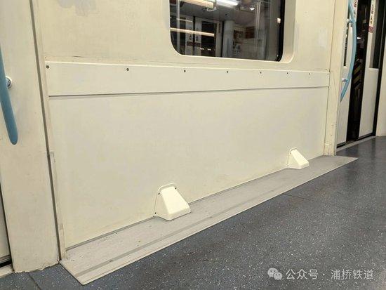 座位去哪了?上海地铁9号线拆除部分座位,增加乘客站立面积