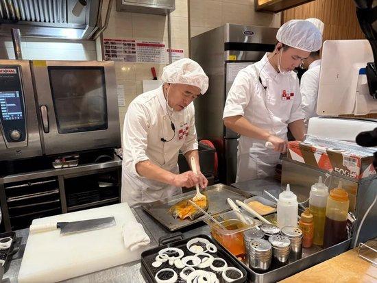 闹大了!罗永浩悬赏10万元征集证据,贾国龙:气到半夜睡不着喝酒,开放后厨所有人可随时进入参观