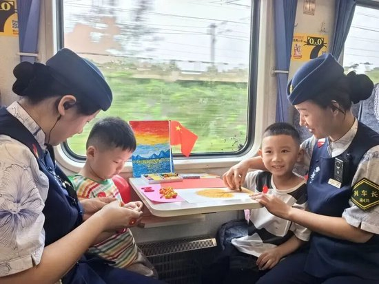 我的铁路风景｜旅客向窗外举起相机，意外拍到……