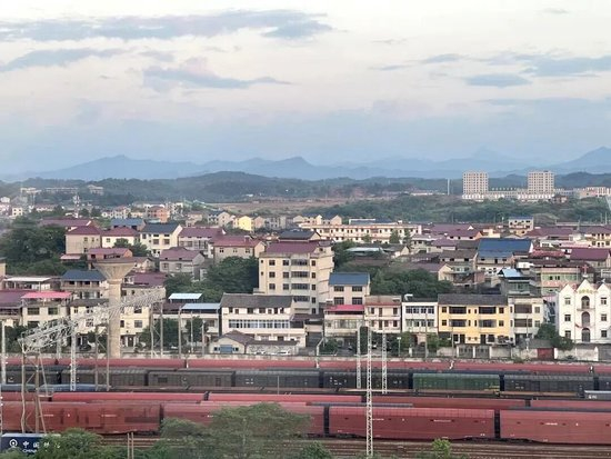 我的铁路风景｜旅客向窗外举起相机，意外拍到……