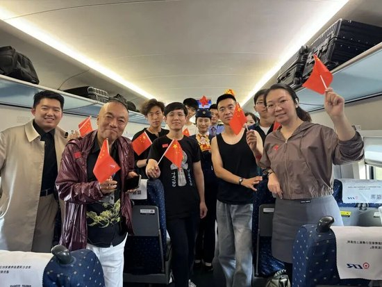 我的铁路风景｜旅客向窗外举起相机，意外拍到……