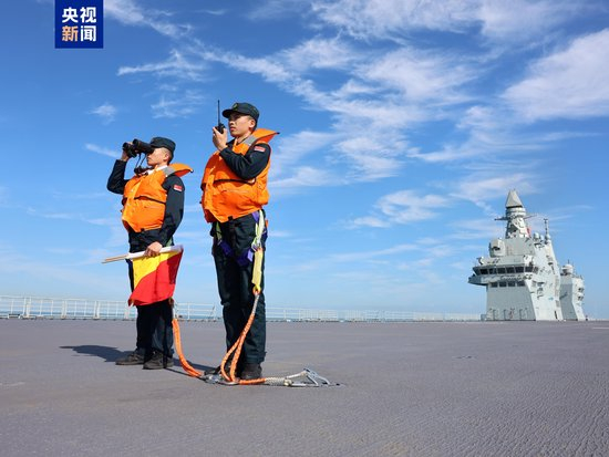 海军四川舰顺利完成首次航行试验
