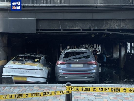 韩国首尔一公寓楼起火 50人因吸入浓烟送医