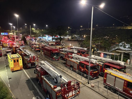 香港大埔住宅楼大火延烧的一夜