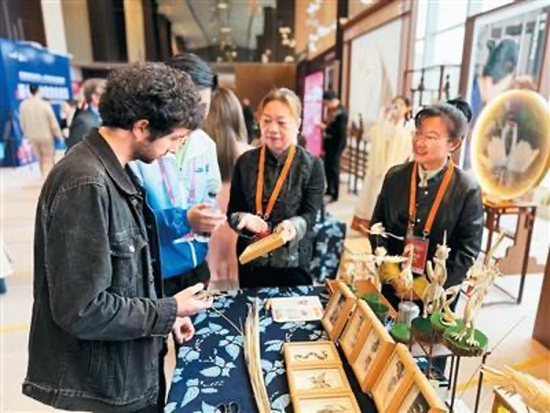 马克龙一路追着它俩,抢先一步要访华!