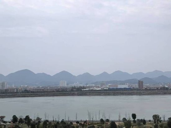 一起家校矛盾，冲突到“裂开”