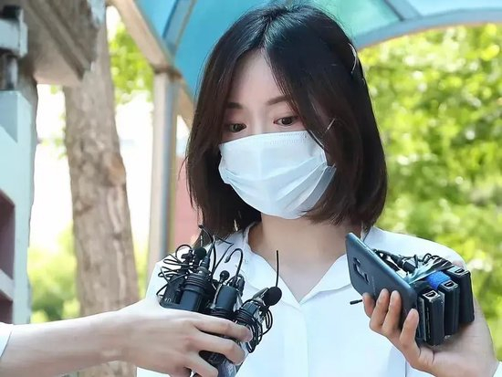 韩国“财阀千金”黄荷娜在柬埔寨被捕并遣返回国，被爆曾为电诈园区洗钱、招揽性交易和贩毒