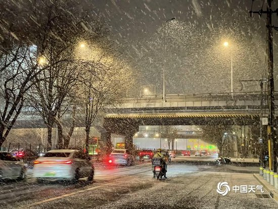 北京多地进入降雪主要时段 一组图看漫天雪花纷飞