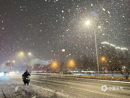 北京多地进入降雪主要时段 一组图看漫天雪花纷飞