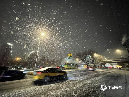 北京多地进入降雪主要时段 一组图看漫天雪花纷飞