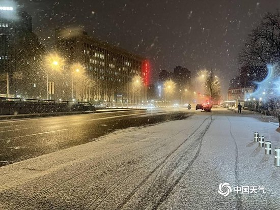 北京多地进入降雪主要时段 一组图看漫天雪花纷飞