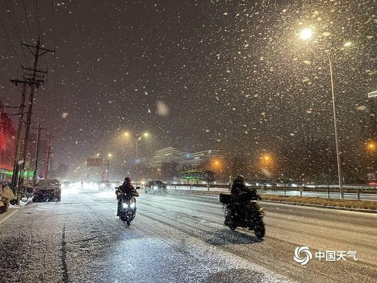 北京多地进入降雪主要时段 一组图看漫天雪花纷飞