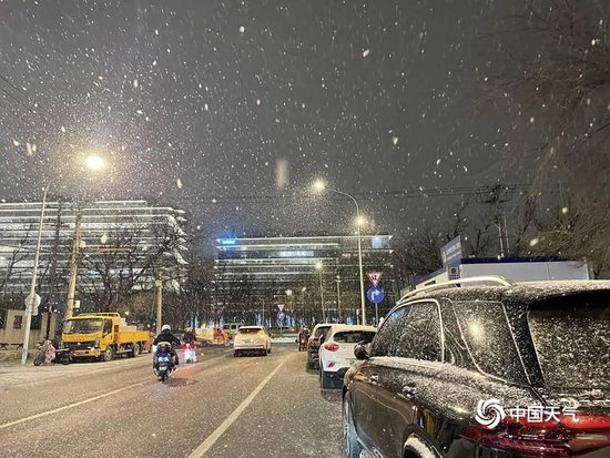 北京多地进入降雪主要时段 一组图看漫天雪花纷飞