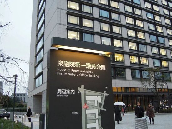 出轨塌房骂首相，高市却要力保他？