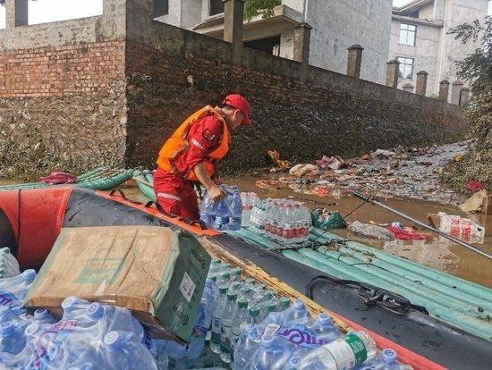 搜救队谈桂林暴雨：中学生掉进排水渠冲走，三四公里外被找到