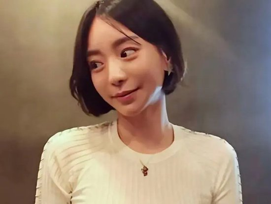 韩国“财阀千金”黄荷娜在柬埔寨被捕并遣返回国，被爆曾为电诈园区洗钱、招揽性交易和贩毒