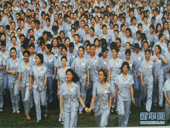 深圳蛇口工业区的女工(资料照片)。新华社发(深圳博物馆图)