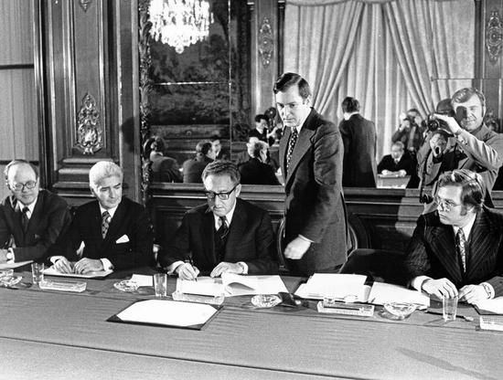 ·1973年1月23日，基辛格（左三）在巴黎签署《关于在越南结束战争、恢复和平的协定》。