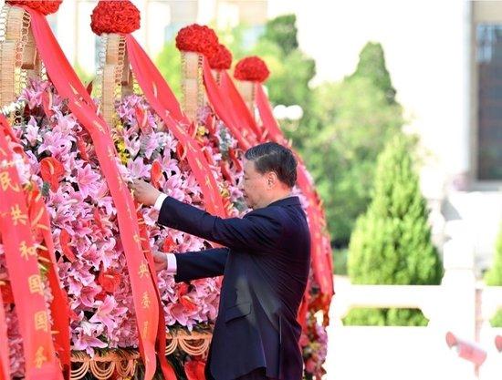 2023年9月30日,习近平等党和国家领导人出席烈士纪念日向人民英雄敬献花篮仪式。这是习近平整理花篮上的缎带。新华社记者 殷博古 摄