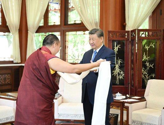 6月6日,中共中央总书记、国家主席、中央军委主席习近平在北京中南海接受班禅额尔德尼·确吉杰布拜见。这是班禅向习近平敬献哈达。新华社记者 谢环驰 摄