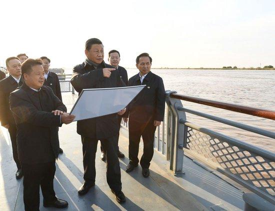  2021年10月20日，习近平在山东省东营市黄河入海口考察。