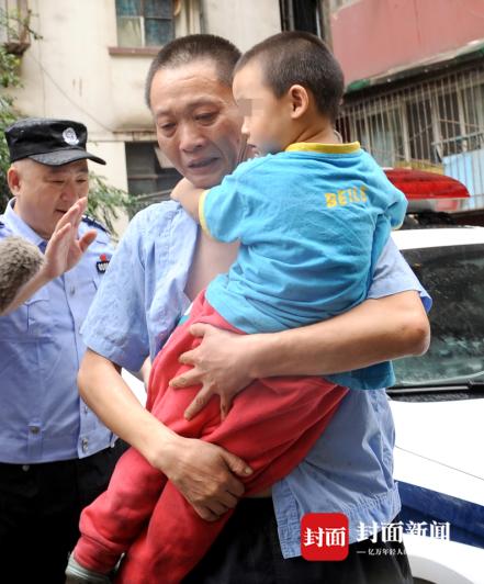 2015年7月3日,小伟走失后被民警送回。