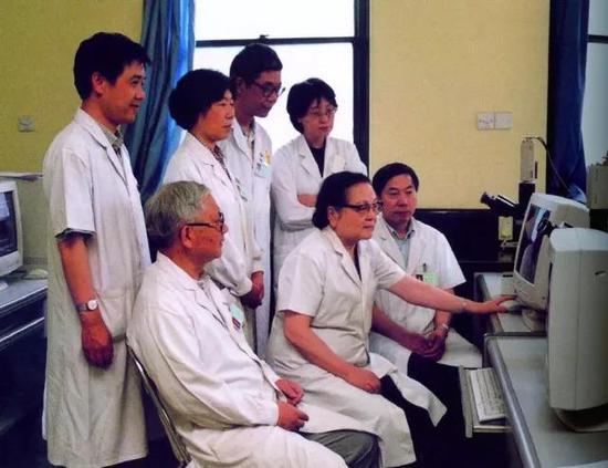 2001年,北京协和医院病理科医生读片讨论。右二:刘彤华