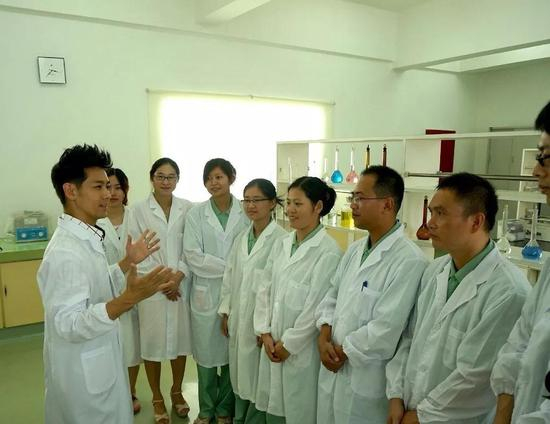▲林志颖在微博上多次声称爱碧丽产品是他本人带领团队研发出来的,并配上自己穿着白大褂做实验、讲课的照片。这波广告还能再脑残点吗?