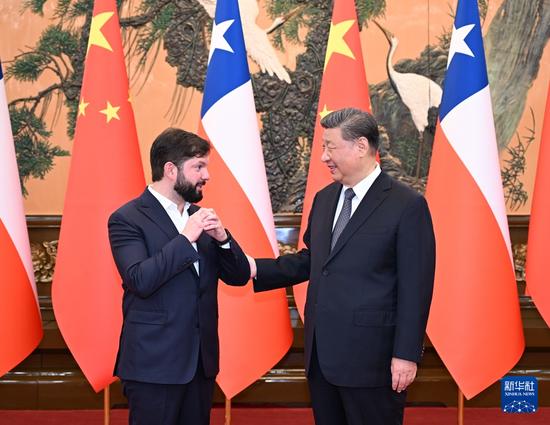 习近平主席会见智利总统博里奇