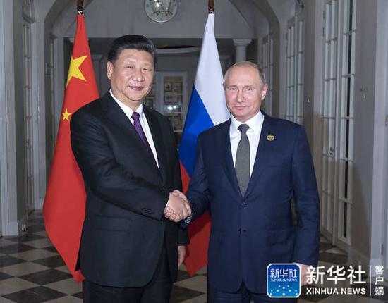 7月26日,国家主席习近平在南非约翰内斯堡同俄罗斯总统普京举行会晤并共进晚餐。新华社记者 李涛 摄