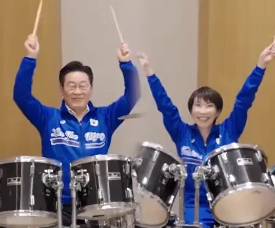 李在明和高市早苗穿上同款蓝色服装，一起打架子鼓，韩媒：该活动日方没提前打招呼