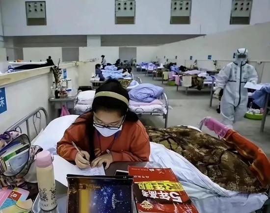在方舱复习的学生 | 网络图片