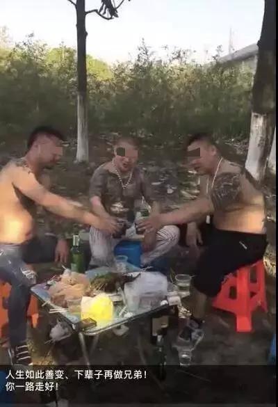 刘海龙兄弟在朋友圈吊唁,中间为刘海龙。