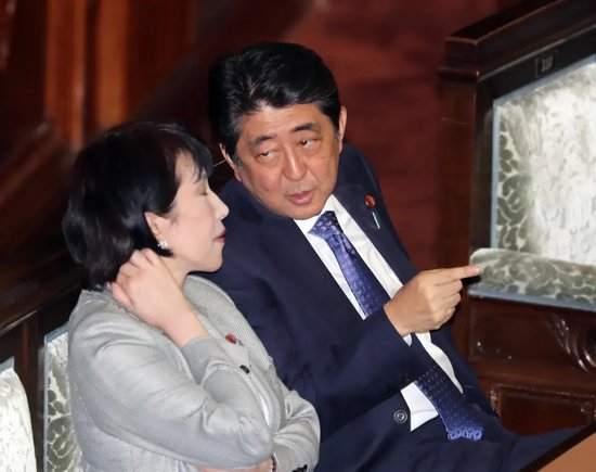 “安倍女孩”高市早苗：大学时担任乐队鼓手，母亲是警官，曾被拍到在安倍晋三葬礼上手微微颤抖