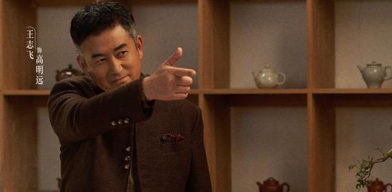 《扫黑风暴》中高明远的原型就是2年前震惊全国的“文烈宏涉黑案”中的文烈宏。文烈宏之所以敢如此胆大妄为,就是因为他背后有强大的保护伞。图/豆瓣