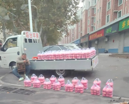 山东淄博果贩意外走红，每天凌晨2点摆苹果，整齐得像队列，本人：为了卖相更好