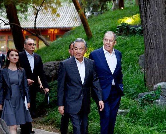 王毅在北京会见拉夫罗夫,两人都没打领带