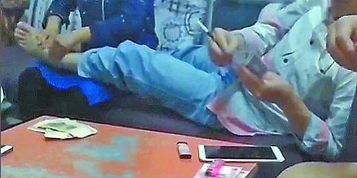 赌博时让女副乡长按摩的党委书记被抓(图)