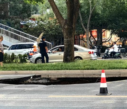 突发!学院路附近突现两米大坑……